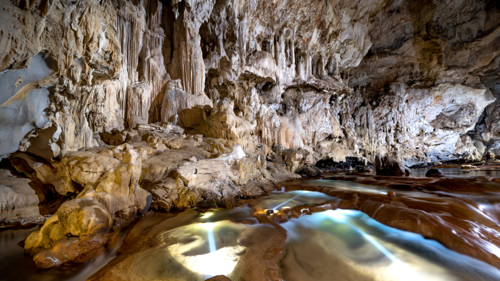 Ono-i-Lau is particularly famous for its impressive limestone caves